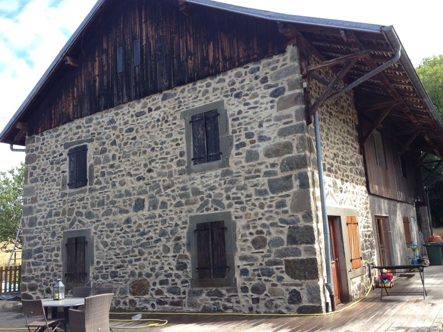 Ravalement façade pierre naturelle après travaux – AK Maçonnerie Annecy